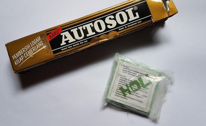 Autosol dan batu hijau.