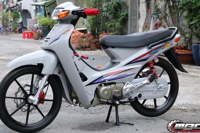 Honda Supra dimodifikasi dengan bagian mesin yang bengis