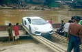 Bikin Gregetan, Lamborghini Aventador Seberangi Sungai Pakai Rakit?