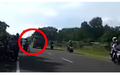 Fenomena Truk Oleng Berujung Kecelakaan, Tabrak Pemotor yang Melintas
