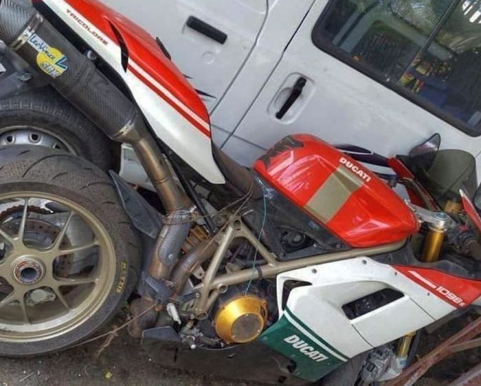 kondisi Ducati 1098 S yang mangkrak bertahun-tahun di kantor bea cukai, berlumpur dan berkarat