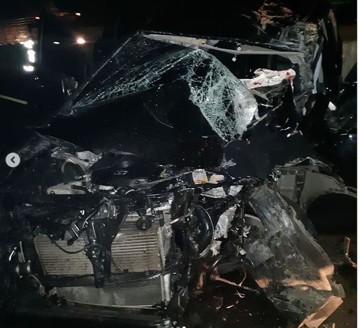 Toyota Kijang Innova Bupati Demak ringsek hajar truk tronton