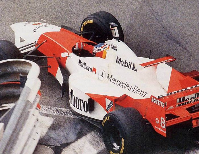 Pembalap tim McLaren, David Coulthard memakai helm milik Michael Schumacher di GP F1 Monako 1996