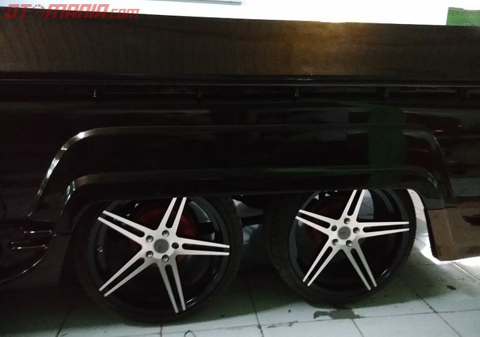 L300 jadi memiliki 6 buah roda