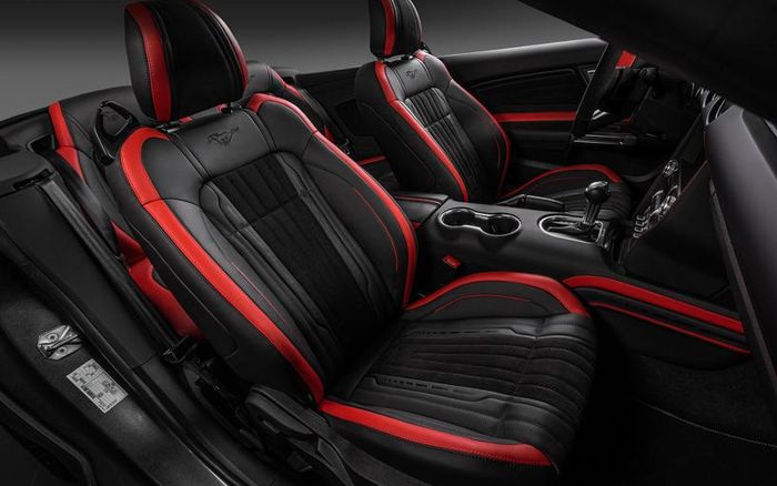 Skema warna hitam dan merah membuat kabin lebih sporty