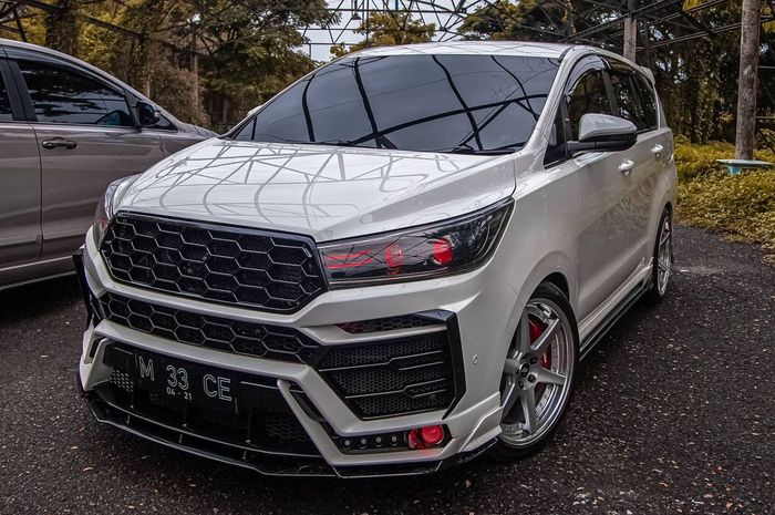 Toyota Innova Reborn pasang body kit mirip wajah Lamborghini Urus