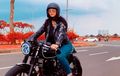 Video Aura Kasih Tampil Menawan Naik Cafe Racer, Pakai Jaket Kulit dan Celana Jins Bikin Para Cowok Deg-degan