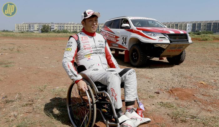 Bersama Toyota Fortuner. Takuma Aoki, dalam kondisi lumpuh tak hilang semangat di balap.