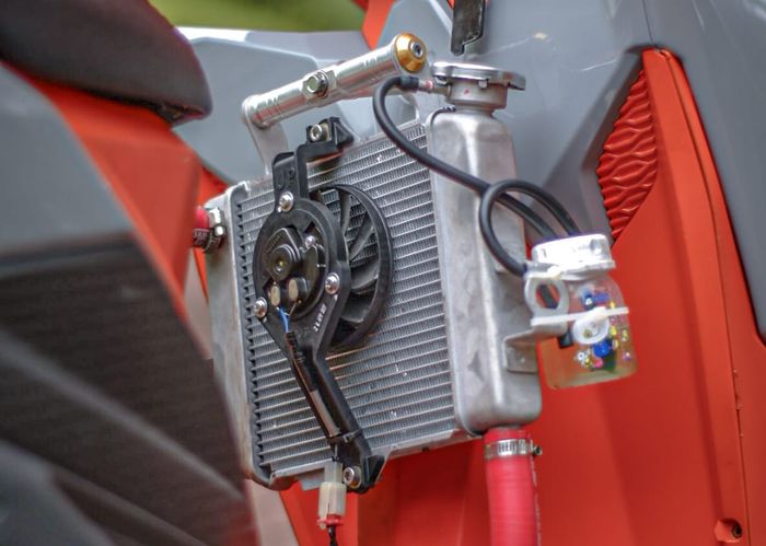 Radiator Suzuki GSX150 terpasang pada dek tengah Honda Vario 150