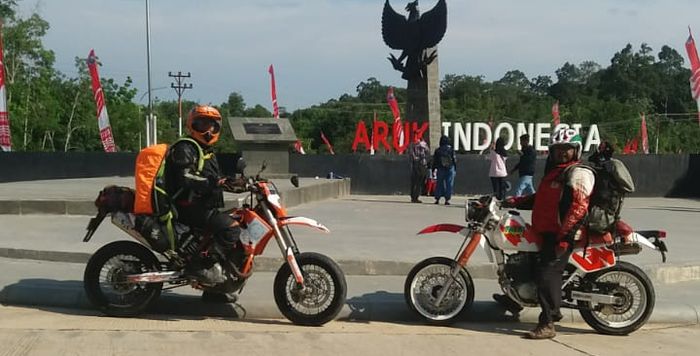 Expedisi Memotong Kalimantan. Motor supermoto diklaim sangat rasional untuk menjelajah Indonesia