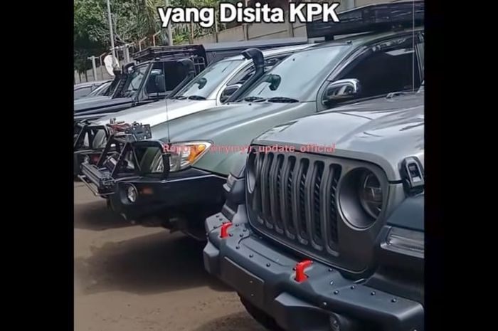 Deretan 11 mobil yang berhasil diamankan KPK dari tangan Ketua Umum Pemuda Pancasila, Japto Soerjosoemarno