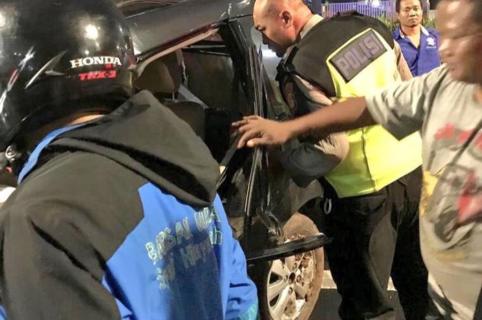 Toyota Avanza hitam kecelakaan tunggal di Jalan Lapangan Panahan Senayan, (27/10/2018)
