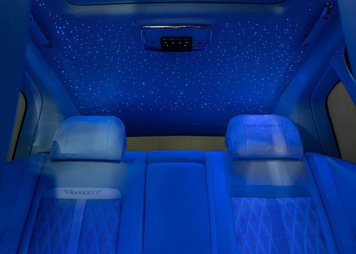 Tampilan interior modifikasi Rolls-Royce Cullinan dikemas bernuansa biru