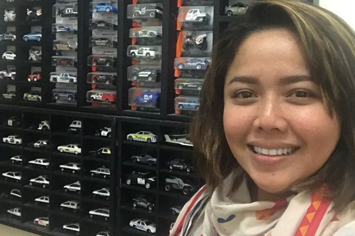 Intan Vidiasari dengan koleksi diecast mobil polisinya
