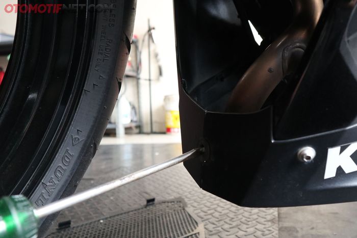  Sebelumnya lepas terlebih dahulu klip yang ada di ujung bodi bawah (Gbr.2)