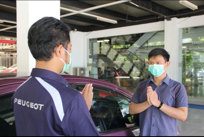 Penyambutan konsumen Astra Peugeot dilakukan namaste