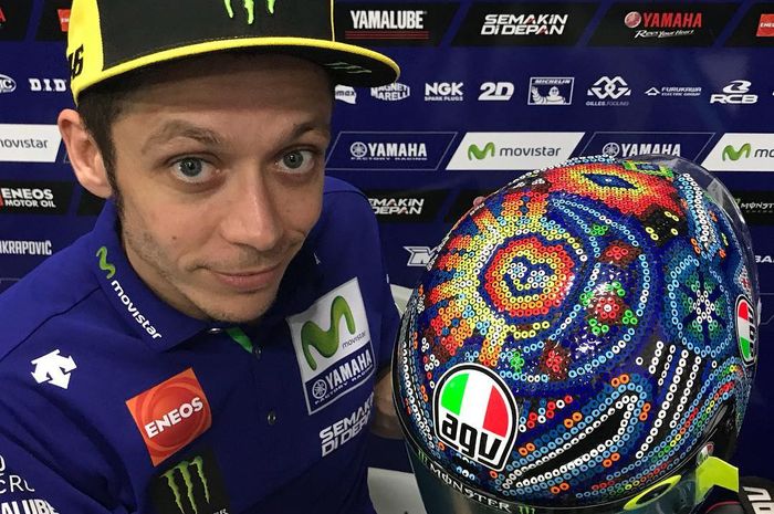 Valentino Rossi memamerkan helm AGV Pista GP R dengan desain baru terinpirasi dari suku di Meksiko