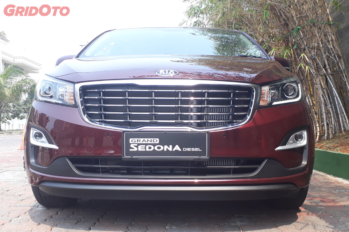 Tampak depan KIA Grand New Sedona Diesel bewarna Merah