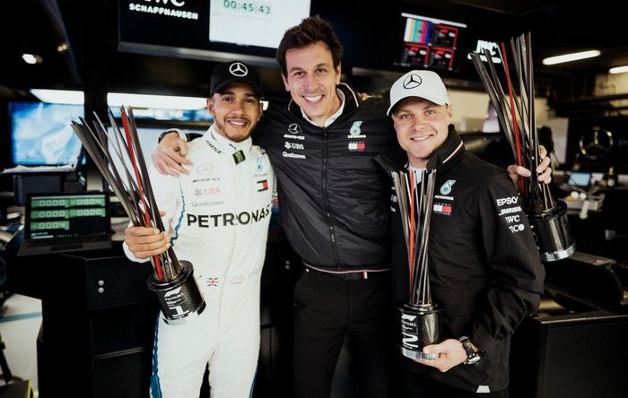 Bos tim Mercedes, Toto Wolff didampingi dua pembalapnya yang naik podium 1-2 GP F1 Spanyol, Lewis Hamilton dan Valtteri Bottas