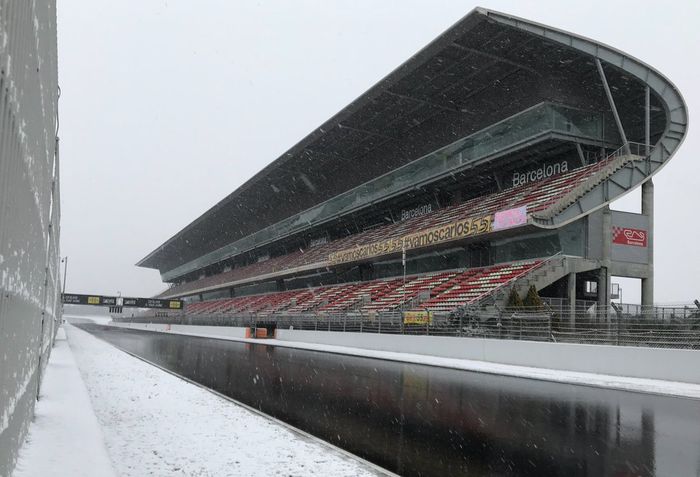 Tes pramusim hari ketiga di sirkuit Barcelona diguyur hujan dan salju, hanya satu pembalap yang mencatatkan waktunya