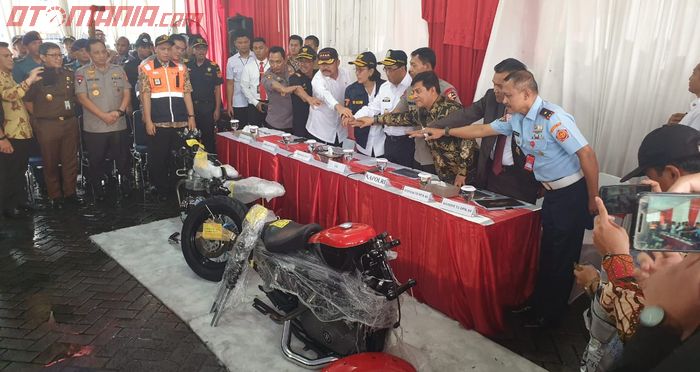 Press conference penggagalan penyelundupan mobil dan motor mewah di Tanjung Priok, Jakarta 17 Desember 2019
