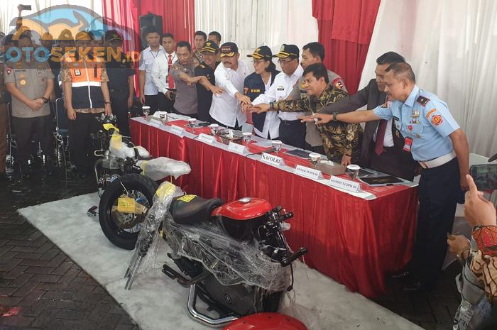 Press conference penggagalan penyelundupan mobil dan motor mewah di Tanjung Priok, Jakarta 17 Desember 2019