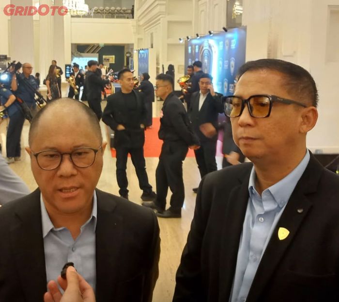 Ketua Panitia Penyelenggara, Bayu Priawan (kiri), didampingi Oke DJunjunan selaku Wakil Penyelenggara IMI Awards 2025 menyatakan kebahagiaannya atas tuntasnya acara ini