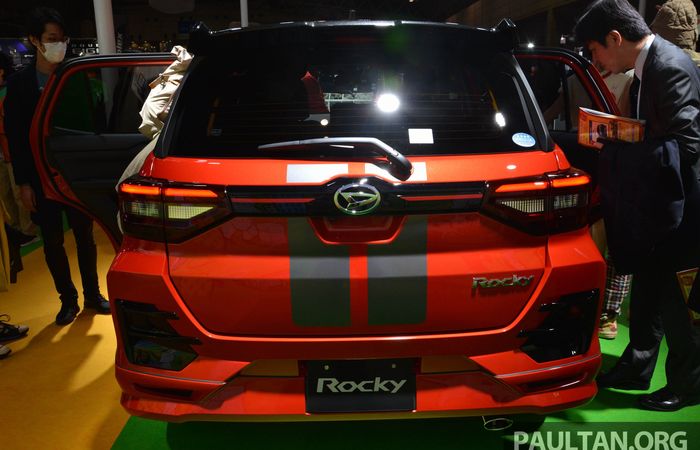 Tampilan belakang modifikasi Daihatsu Rocky bergaya sporty