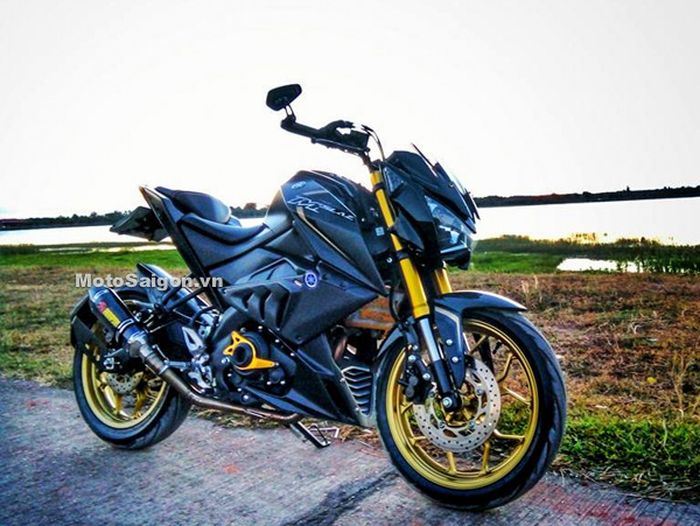 Knalpot Akrapovic juga tak ketinggalan 