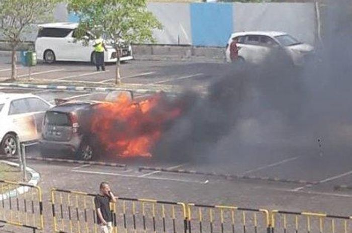 detik-detik Suzuki Splash Trbakar di parkiran bandara Juanda, Surabaya