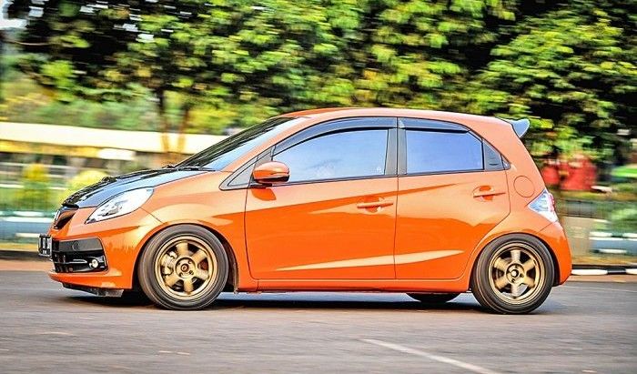 Honda Brio Satya dengan gaya street race