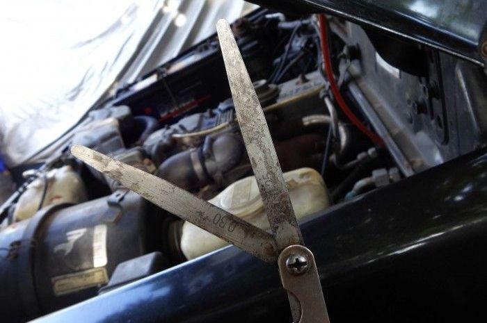 Melakukan penyetelan gap atau celah klep