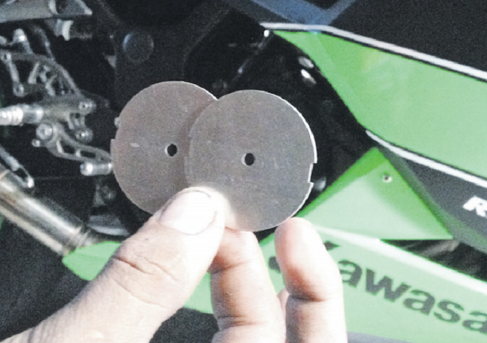 Dua koin sekunder ini dicopot dari dalam Throttle Body Kawasaki Ninja 250 R