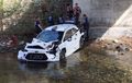 Waduh! Mobil Reli Hyundai i20 Ini Terjun ke Sungai, Drivernya Gimana?