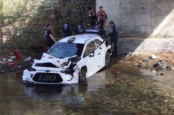 Bagian depan Hyundai i20 ringsek setelah terjun dari jembatan dan mendarat di sungai dangkal di Korsika