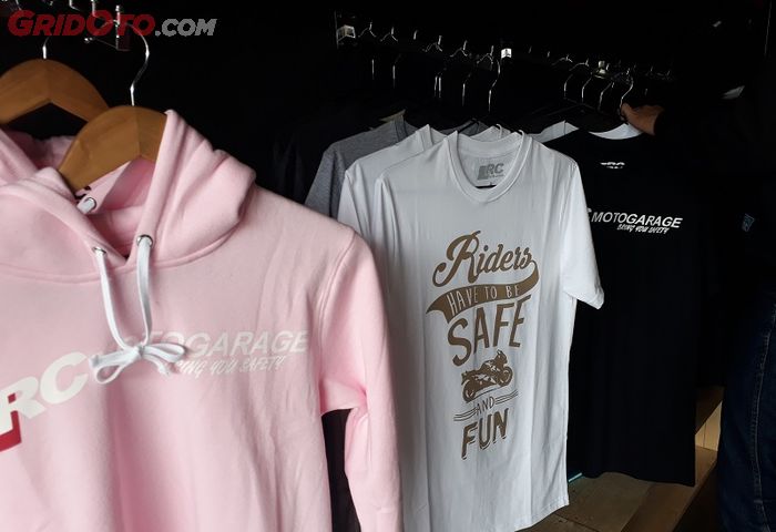 Kaos dan hoodie yang dijual di RC Motogarage