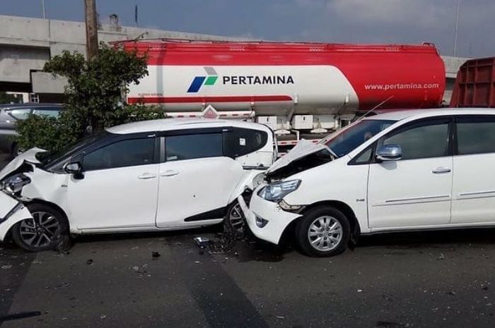 Toyota Kijang Innova kecelakaan beruntun di tol Arah Halim Perdana Kusuma, Jakarta