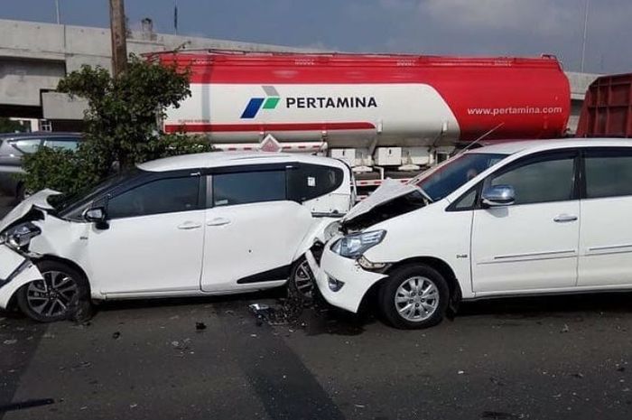 Toyota Kijang Innova kecelakaan beruntun di tol Arah Halim Perdana Kusuma, Jakarta