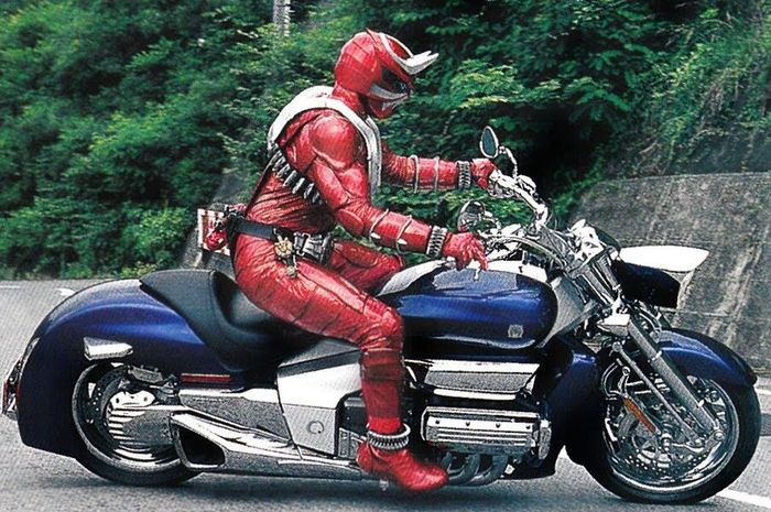 Kamen Rider Hibiki si penunggang cruser Hampir-Davidson Honda NRX 1800 Rune