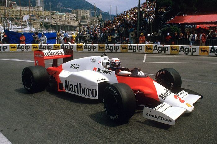 Alain Prost saat mengemudikan mobil McLaren MP4/2B bermesin TAG-Porsche di F1 Monako 1985