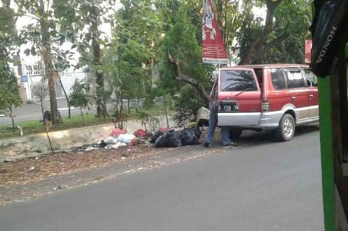 Aksi buang sampah sembarangan di pinggir kali