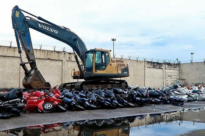 Ratusan Vespa New PX dihancurkan dengan caar digilas excavator di negara Filipina