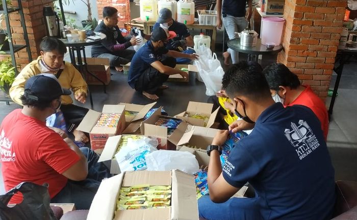 Sejunlah sembako yang disiapkan KTCI chaoter Bekasi Raya