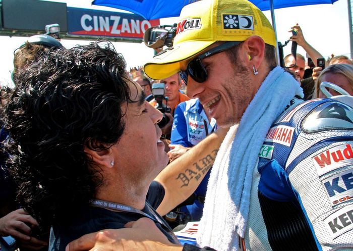 Diego Maradona sangat dekat dengan Valentino Rossi, seperti kunjungan pesepak bola legendaris Argentina ini di MotoGP San Marino 2008