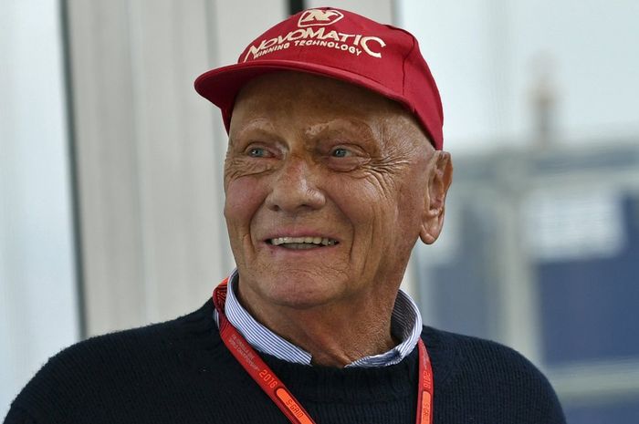 Topi merah memang menjadi ciri khas bagi Niki Lauda