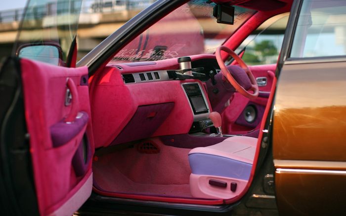 Interior Toyota Crown Majesta S150 lebih terkesan imut dengan balutan perpaduan warna pink, ungu dan biru