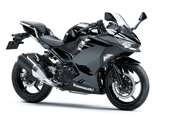 Kawasaki New Ninja warna hitam bodinya dibiarkan polos