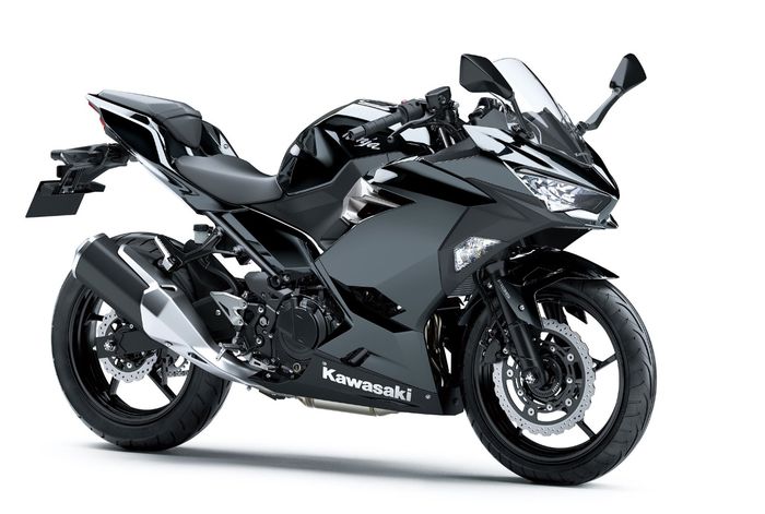 Kawasaki New Ninja250  warna hitam bodinya dibiarkan polos