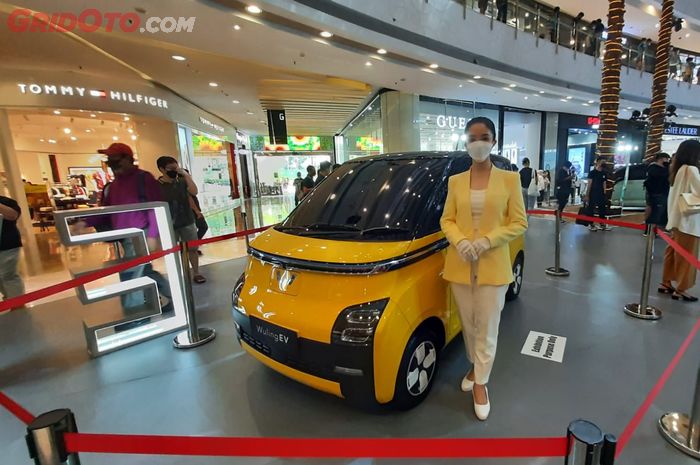 Wuling EV yang dipamerkan di Central Park, Jakarta Barat.