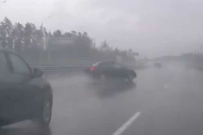 Ilustrasi mobil tergelincir akibat mengalami aquaplaning